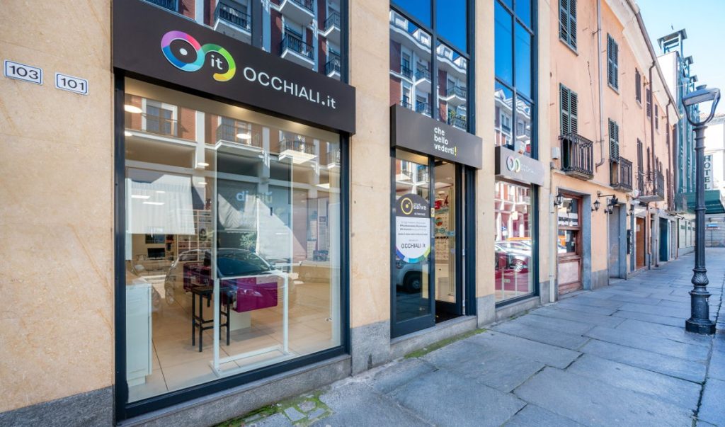Occhiali.it ottico Asti ingresso marciapiede