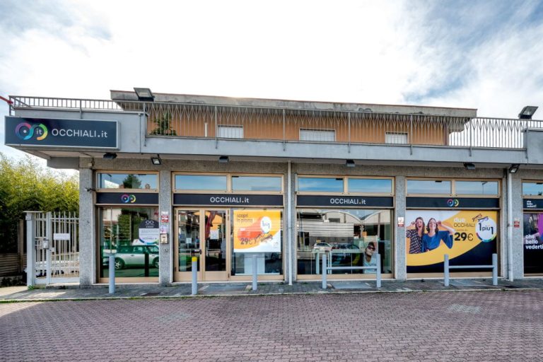 Occhiali.it centro ottico Novate milanese parcheggio e vetrine