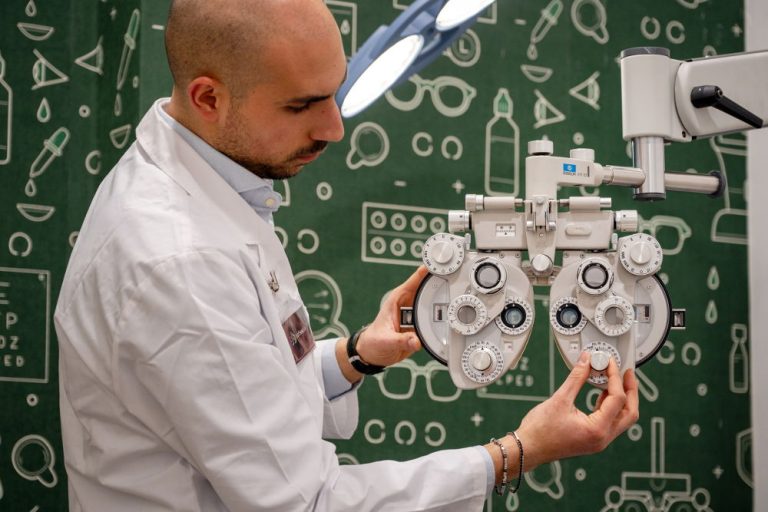 Occhiali.it ottico Corbetta milanese - personale mette a punto macchinario esame vista