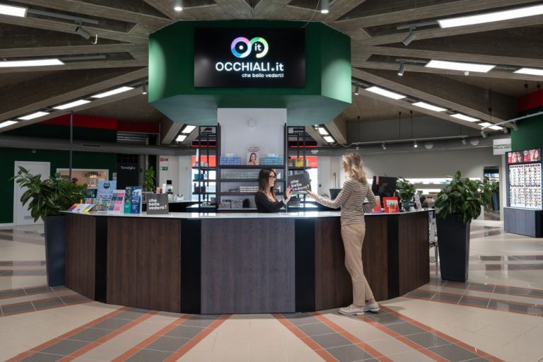 Occhiali.it ottico a Cusago milanese - consegna busta al cliente soddisfatto
