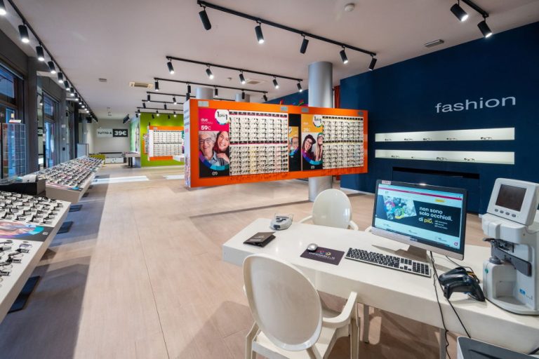 Occhiali.it ottico a Gallarate centro commerciale Torre del Seprio montature eleganti e sportive