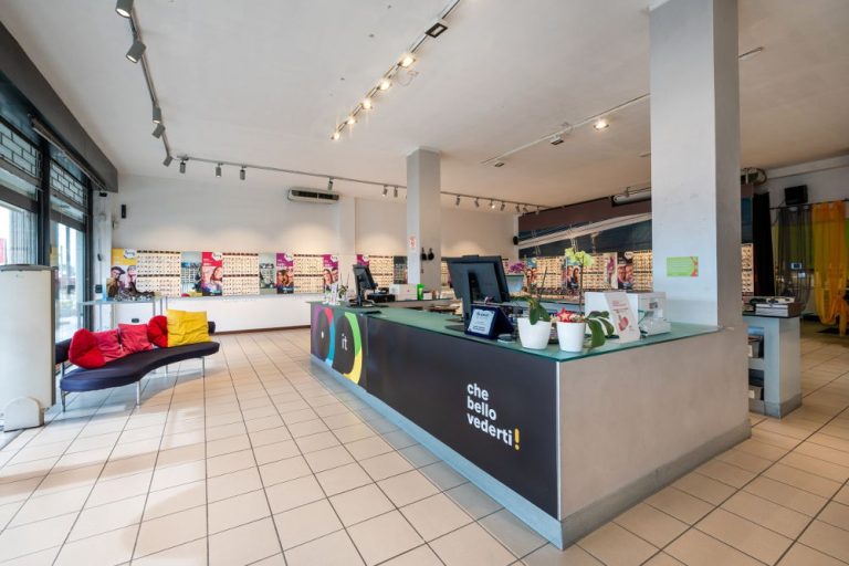 Occhiali.it ottico Romagnano Sesia - esposizione lenti e montature