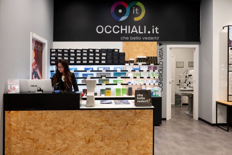 ottica Assago milanese Milanofiori - personale al lavoro